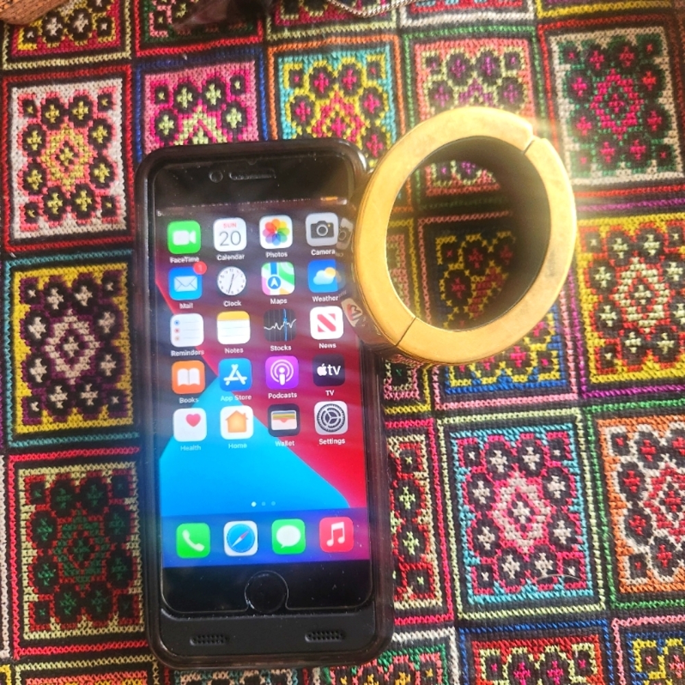 iPhone SE 2nd generation and iPhone charging braclet